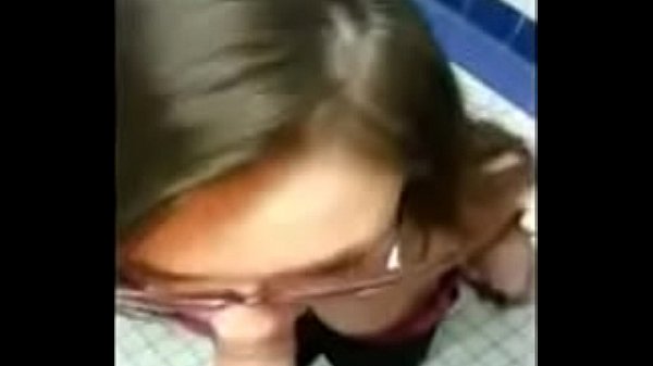 Chica con lentes cogiendo en bano de Walmart