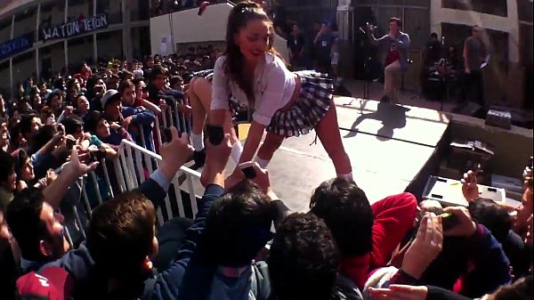 Putitas vestidas de colegiala bailan en tarima