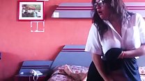 Colegiala con lentes cojiendo con el uniforme Colegiala con lentes cojiendo con el uniforme