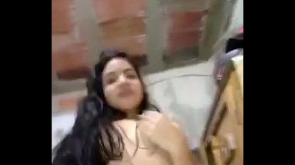 Hermosa jovencita chupa muy bien la verga