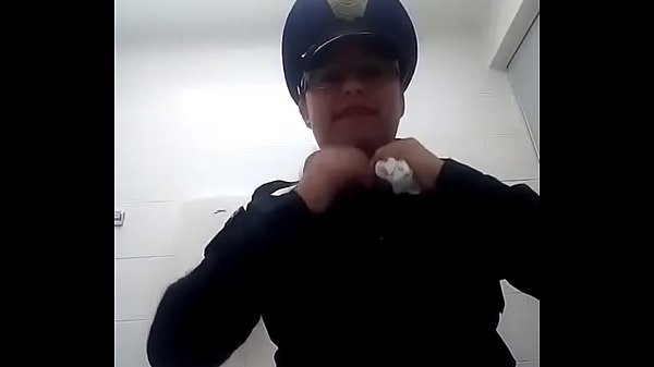 Policia sexy se graba mostrando las tetas y el culo