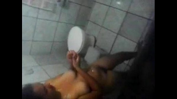 Espiando a morrita de 19 años banandose