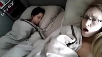 Putita se masturba junto su hermanita dormida Putita se masturba junto su hermanita dormida