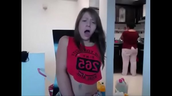 Jovencita casi pillada por su madre al masturbarse por webcam