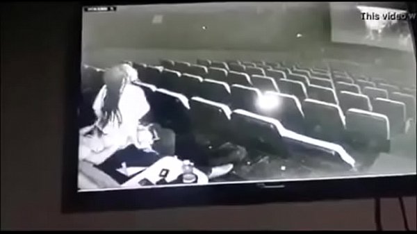 Sexo en el cine y pillados por la camara de seguridad