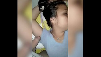 Despertando a mi chava con la verga en la boca para que la chupe Despertando a mi chava con la verga en la boca para que la chupe