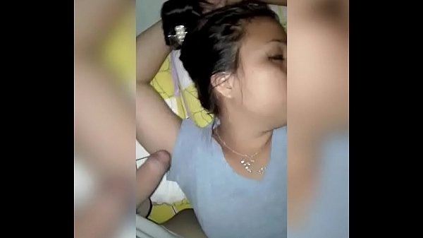 Despertando a mi chava con la verga en la boca para que la chupe