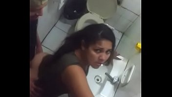 Follaban en un baño y se dan cuenta que los espían