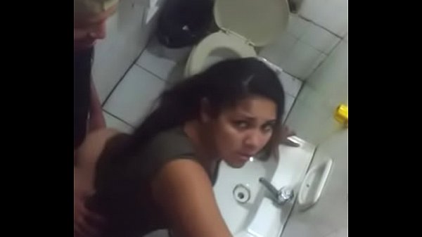 Follaban en un baño y se dan cuenta que los espían