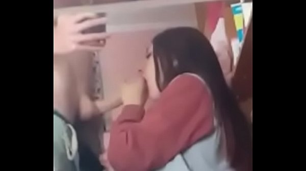 Chilena golosa chupando una vergota (garganta profunda)