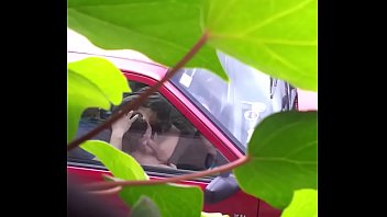 Pillan a esta pareja cachonda teniendo sexo oral en el coche