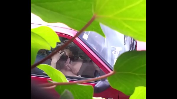 Pillan a esta pareja cachonda teniendo sexo oral en el coche
