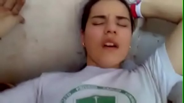 Se escapa del liceo para que la masturbe y coja como le gusta