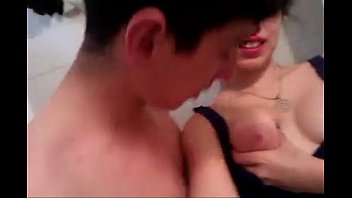Turra drogada y muy puta mostrando las tetas