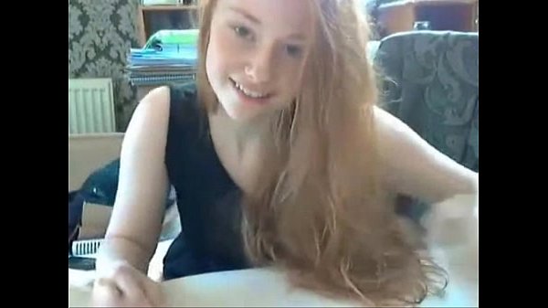 Pelirroja tierna es bien puta frente a la webcam