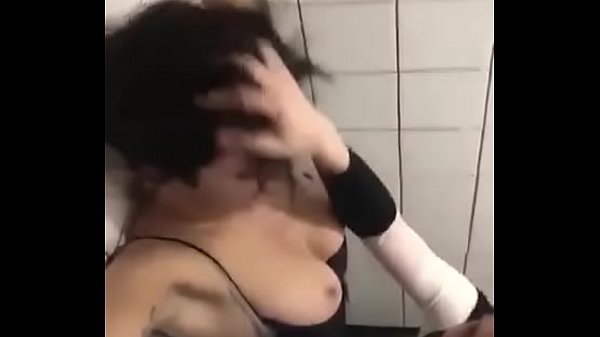 Lesbianas arrechas pilladas en el baño de un atro