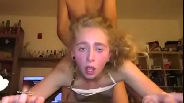 Maryjane una jovencita rubia que disfruta del sexo duro