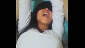 Masturbo a mi novia mexicana atada y vendada, me la chupa rico! Masturbo a mi novia mexicana atada y vendada, me la chupa rico!