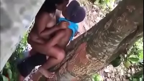 Wey manosea y coge a su novia en el bosque (los graban a escondidas)