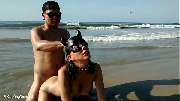 Carlos culeando a su gatita Karla de perrito en la playa