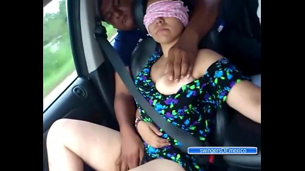 Un amigo y yo manoseando a mi esposa puta en el carro