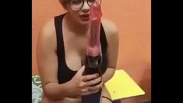 Colombiana tiene orgasmo instantaneo con taladro masturbador
