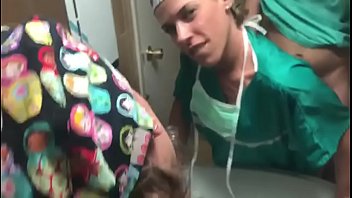 Dentista follandose a su auxiliar en el baño