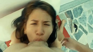 Adolescente latina se atraganta chupando pene + bofetada