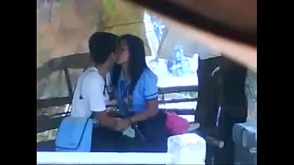 Su novia colegiala se deja chupar la panocha al aire libre