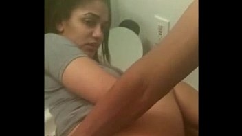 Morenita golosa se come una vergota negra en el baño
