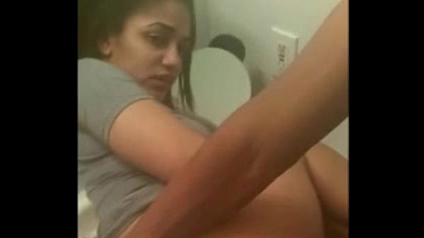 Morenita golosa se come una vergota negra en el baño