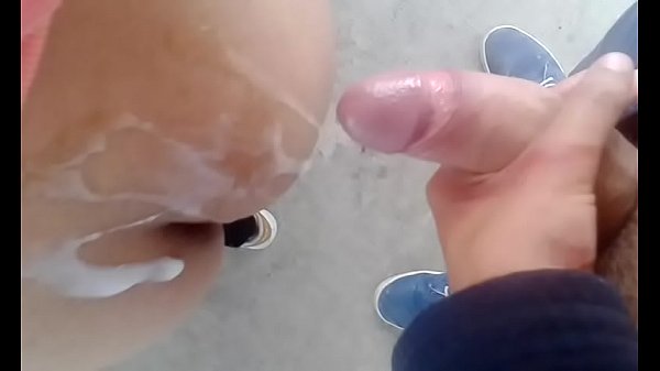 Corrida abundante en las nalgas luego de rapidin, ufff