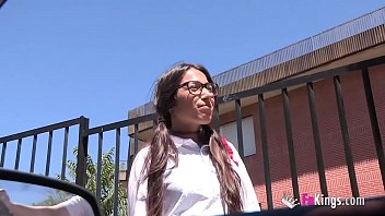 Morrita española sale de colegio directo a follar
