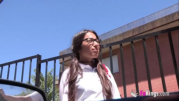 Morrita española sale de colegio directo a follar