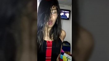 Flaquita de lentes vestida de colegiala para cojer duro