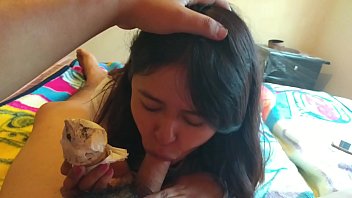 Chupa verga mientras come helado y se traga los mecos!