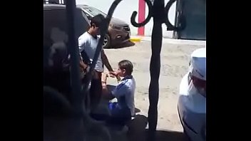 Colegiala se anima a chupar verga afuera de la escuela Colegiala se anima a chupar verga afuera de la escuela