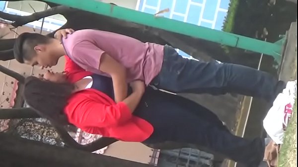 Gordita caliente chaquetea a su novio en publico
