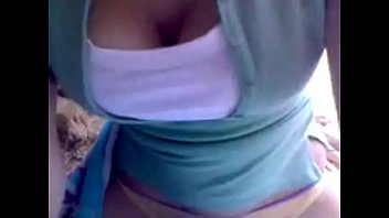 Flaquita caliente se lo coge al aire libre y el se viene rapido!