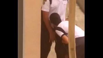 Colegiala de escuela militar chupando verga en la calle