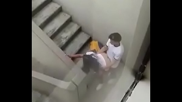 Jovenes son espiados mientras cogen en las escaleras