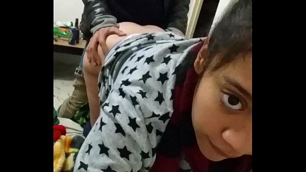Jovencita se graba siendo cogida por su novio en invierno
