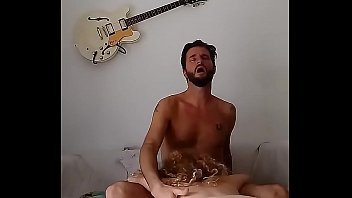 Vecina con hermosas curvas me folla en el sofa