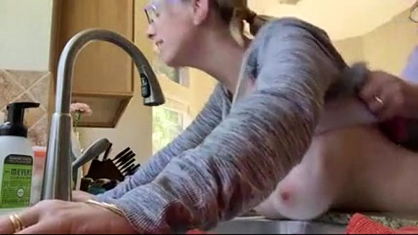 ¡Que buenas tetas! las de esta güerita cojida en la cocina