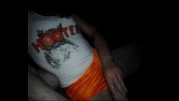 Chica de Hooters viene caliente directo a follar Chica de Hooters viene caliente directo a follar