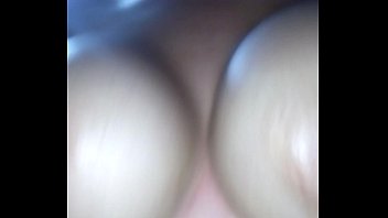 Tetona muy excitada se viene y sigue cogiendo!