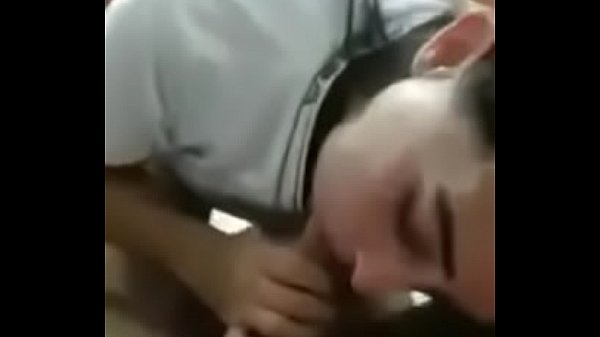 Se la chupo a mi padrastro cuando nos quedamos solos