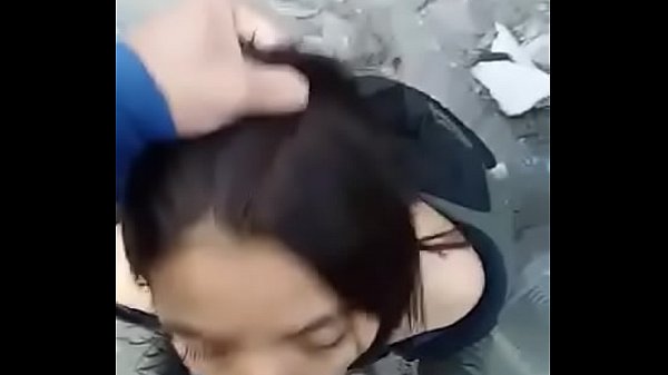 Chava chupando verga en un lugar abandonado, leche en su boca!