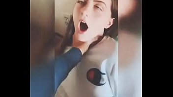 Amiga con beneficios follada con morbo frente al espejo