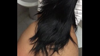 Sexo con mi amiga en el baño, buenas nalgotas y pelo largo
